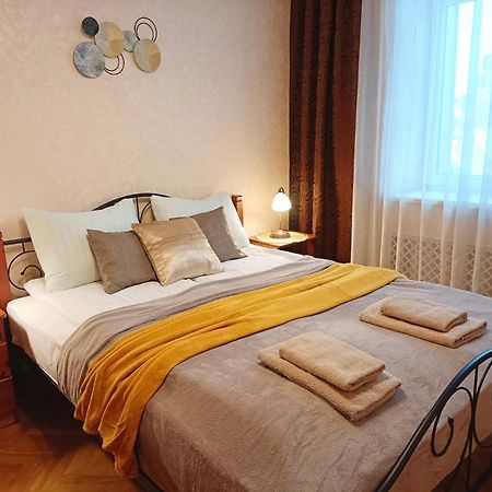 Old Town Retreat With Stunning Views 2 Bedroom Apartment Nearby The Church Of Saint Peter Riga Extérieur photo