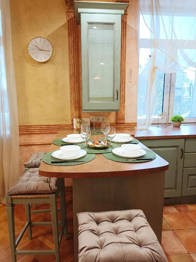 Old Town Retreat With Stunning Views 2 Bedroom Apartment Nearby The Church Of Saint Peter Riga Extérieur photo