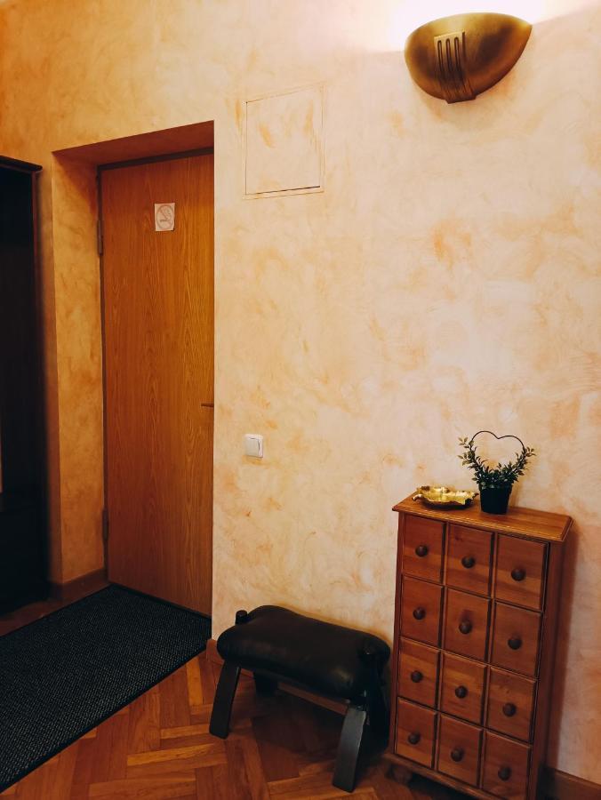 Old Town Retreat With Stunning Views 2 Bedroom Apartment Nearby The Church Of Saint Peter Riga Extérieur photo