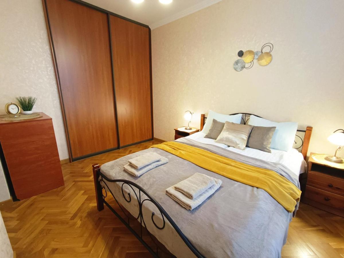 Old Town Retreat With Stunning Views 2 Bedroom Apartment Nearby The Church Of Saint Peter Riga Extérieur photo