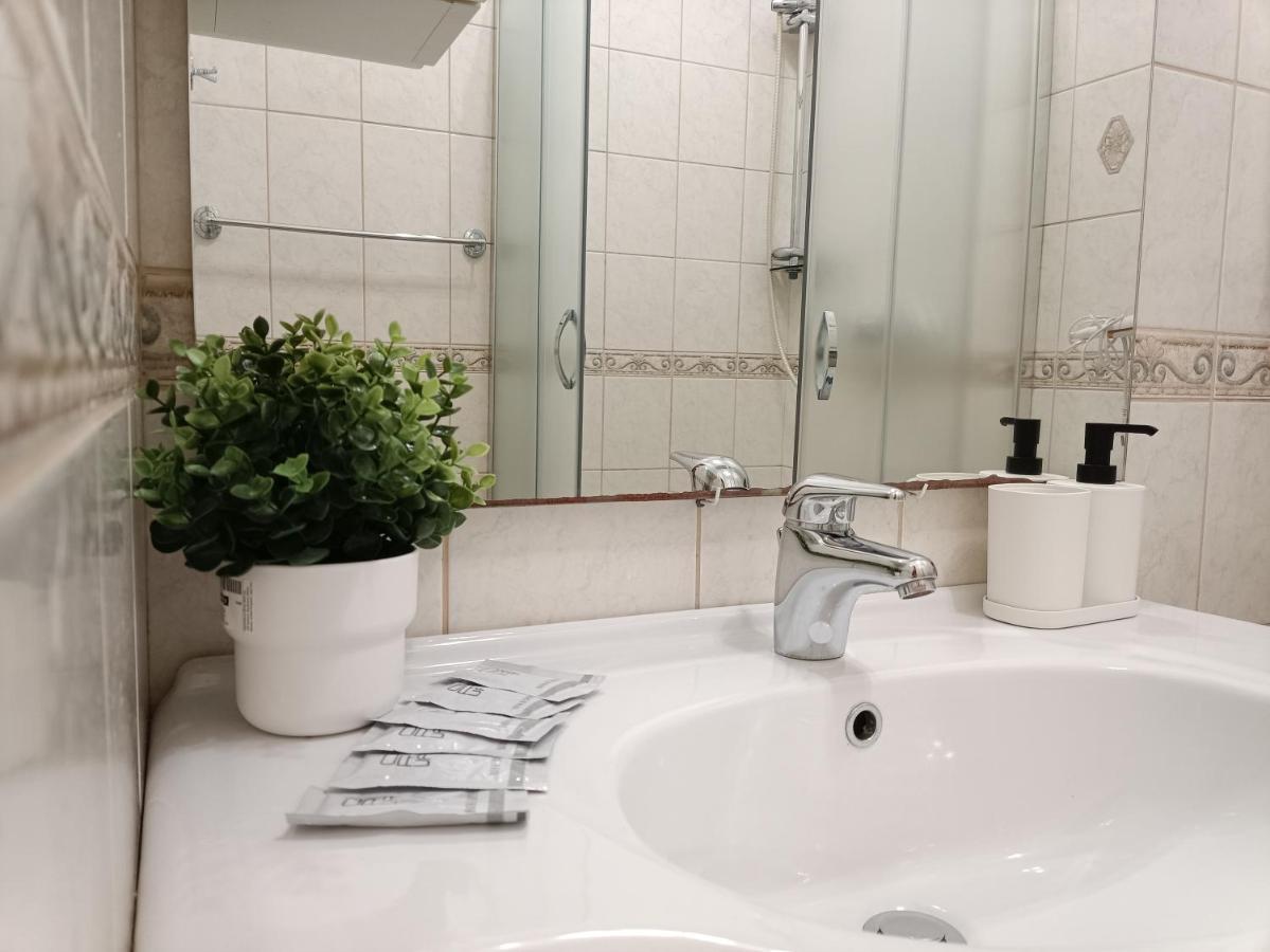 Old Town Retreat With Stunning Views 2 Bedroom Apartment Nearby The Church Of Saint Peter Riga Extérieur photo