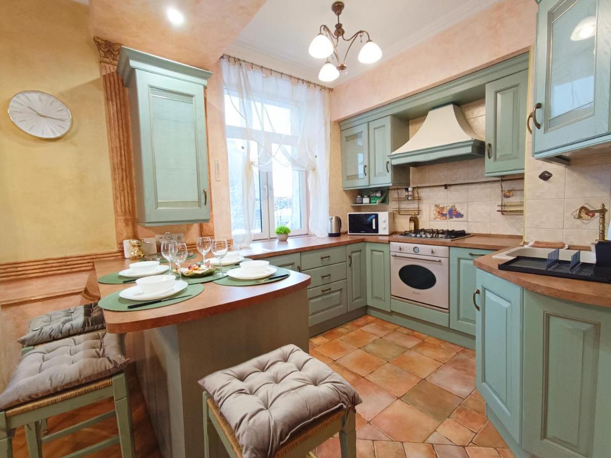 Old Town Retreat With Stunning Views 2 Bedroom Apartment Nearby The Church Of Saint Peter Riga Extérieur photo